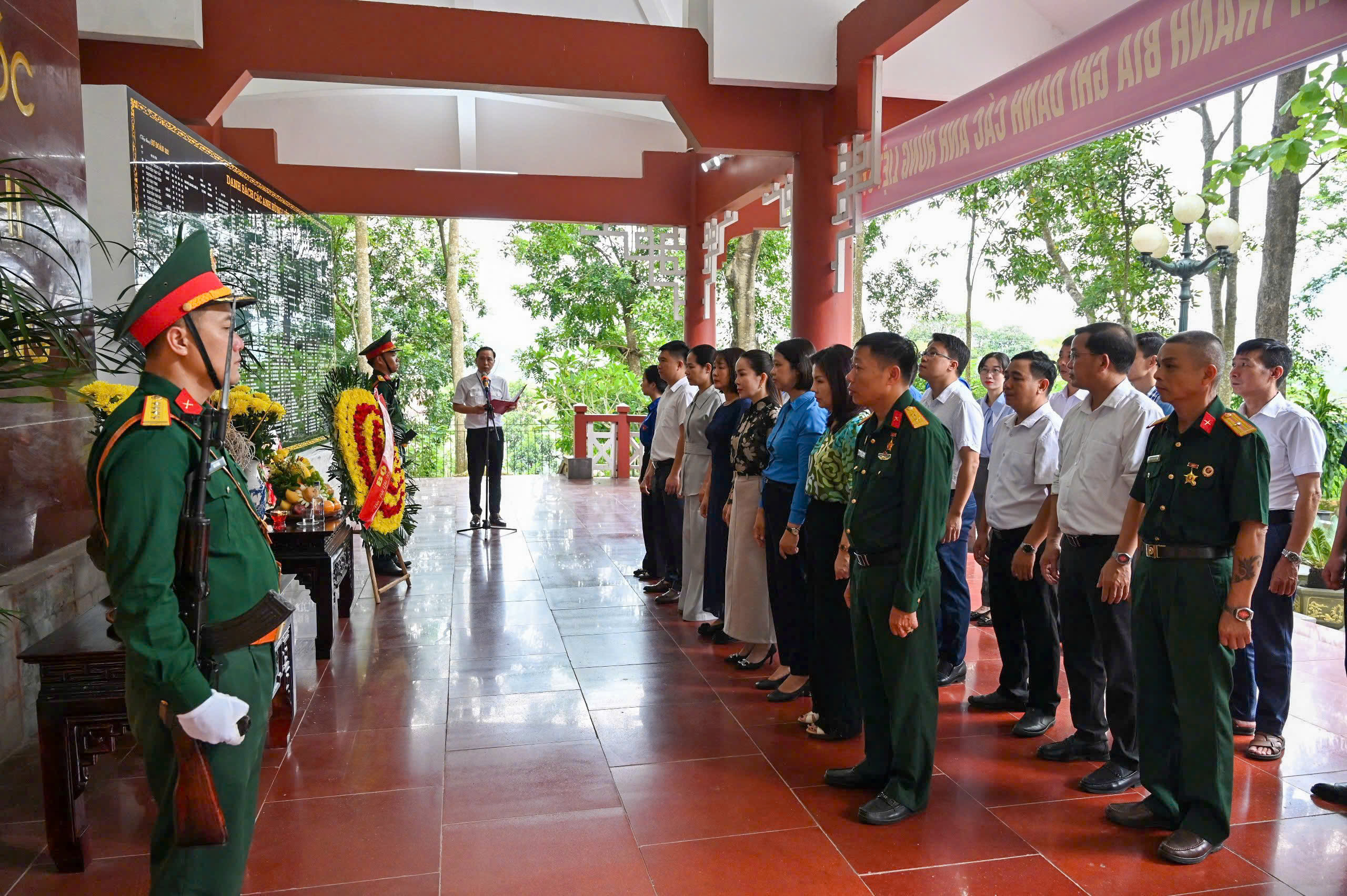 Khánh thành Nhà bia ghi danh liệt sỹ và trao tặng 10 căn nhà mới cho các gia đình có hoàn cảnh khó khăn thuộc diện xóa nhà tạm tại tỉnh Lào Cai